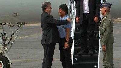 El expresidente de Bolivia fue recibido por el canciller Marcelo Ebrard.