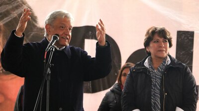 Andrés Manuel López Obrador y Delfina Gómez durante un gira en Calimaya, Edomex