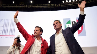 El presidente del país y el presidente tricolor en una asamblea del partido