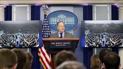 El secretario de prensa de Donald Trump, Sean Spicer, tuvo un mal comienzo