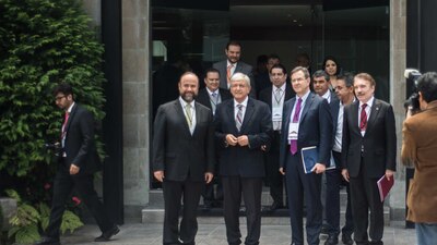 AMLO y Esteban Moctezuma, próximo titular de la SEP, tras una reunión con los recores de las universidades del país