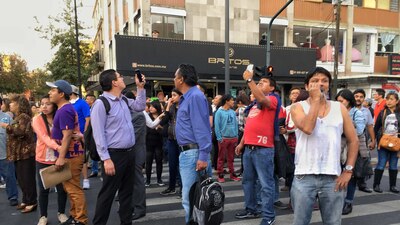La gente espera al exterior de los edificios a que se calme la sensación del sismo