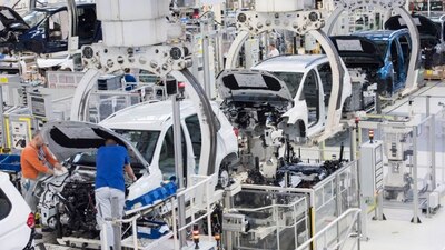 La compañía reveló que los empleados locales de las plantas de VW recibirán beneficios de trabajo a corto plazo