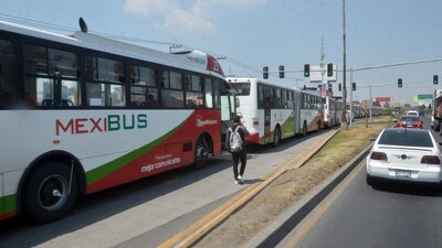 El sujeto intentó evadir el operativo Mexibús que busca retirar autos del carril confinado
