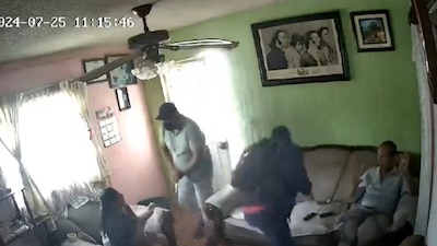 Cámaras de videovigilancia captaron el momento en que los abuelitos fueron asaltados