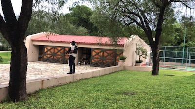 Elementos de la policía ministerial de Tamaulipas resguardan el inmueble que presutamente pertenece al exmandatario