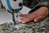 Aseguran taller ilegal de uniformes y equipo táctico del ejército en Ecatepec