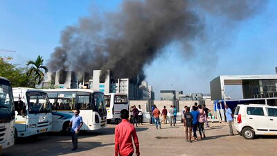 Una columna del humo sale de un edificio del Serum Institute of India, el mayor fabricante de vacunas del mundo