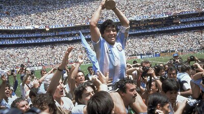 Maradona alzó la Copa Mundial tras la victoria de Argentina 3-2 ante Alemania