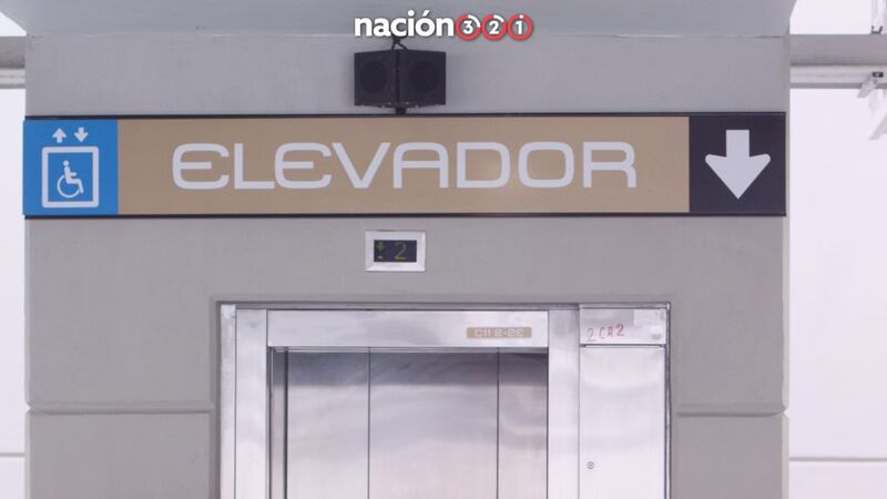 ¡En Línea 8! Reportan a mujer atrapada en elevador del Metro de la CDMX