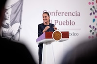 Sheinbaum agradece elogios de Viola Davis y rinde homenaje a bomberos que ayudaron en Texas