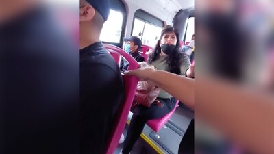 En redes sociales circuló un video de una fuerte discusión en el transporte público