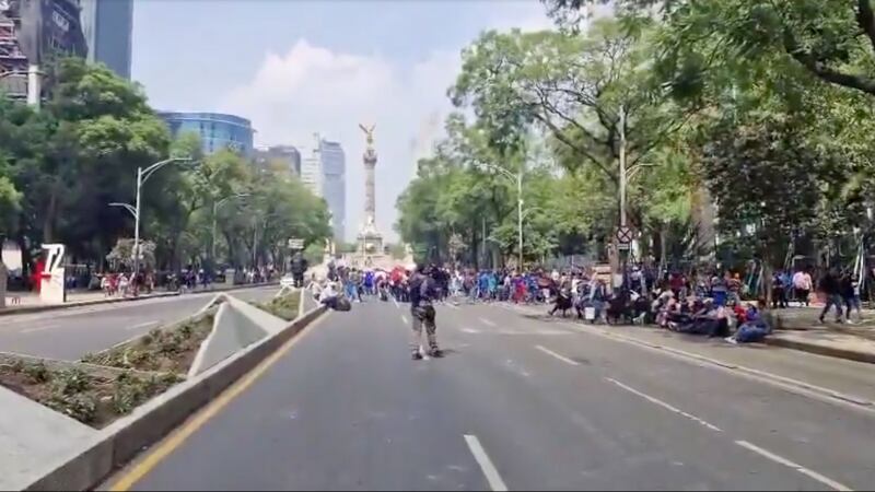 Maestros de la CNTE protestan en Paseo de la Reforma, en la CDMX