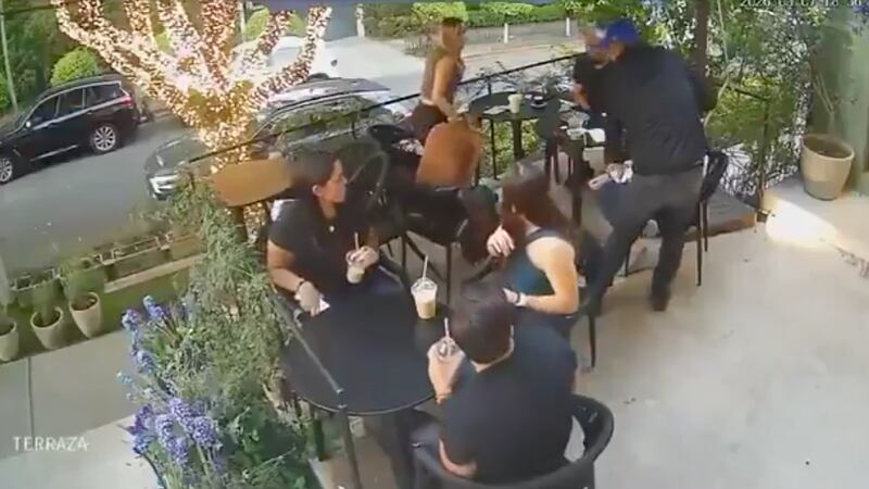 VIDEO: Captan asalto armado a comensales de restaurante en Lomas de Chapultepec, en CDMX