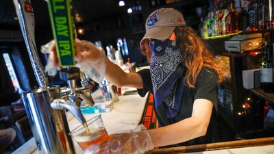 Bares y restaurantes fueron cerrados nuevamente en algunos estados de EU