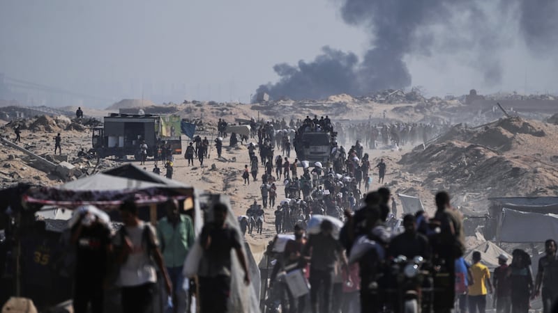 Soldados israelíes asesinan a 4 palestinos que pedían comida en zona de ayuda