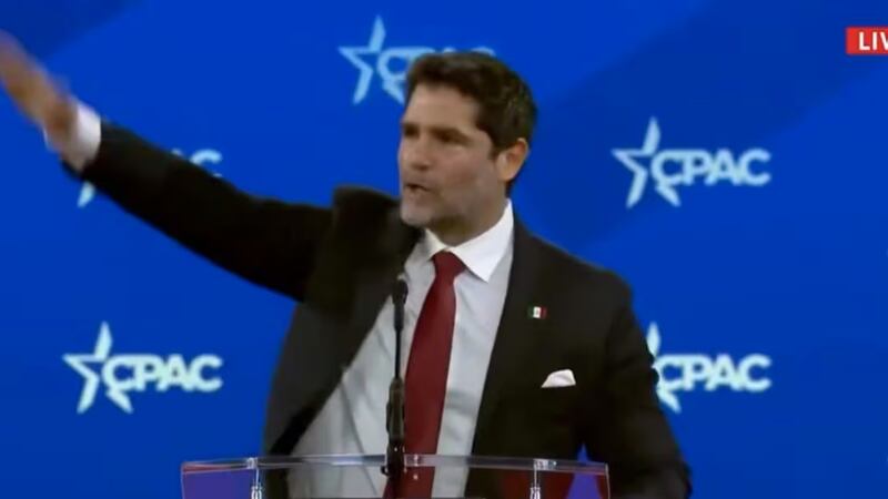 VIDEO: Critican a Eduardo Verástegui por hacer saludo considerado como nazi