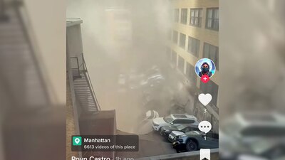 En imágenes que circulan se aprecia que algunos autos quedaron pendiendo de la estructura colapsada