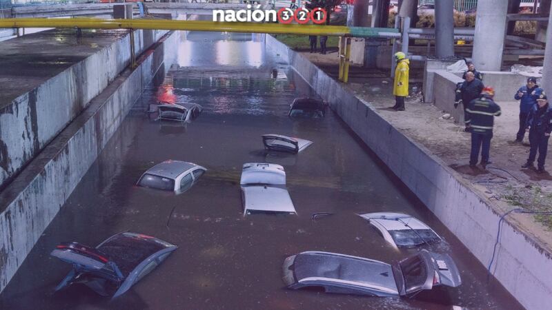¿Quién cubre los daños de mi auto si se daña en una inundación?