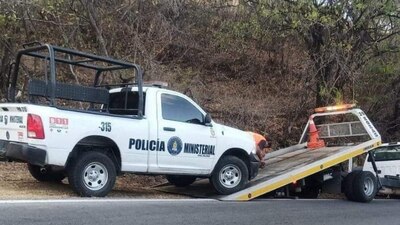 También se encontró la camioneta abandonada de los oficiales