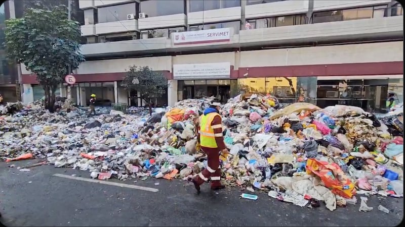 Trabajadores de limpia protestan frente a oficinas gubernamentales de la CDMX