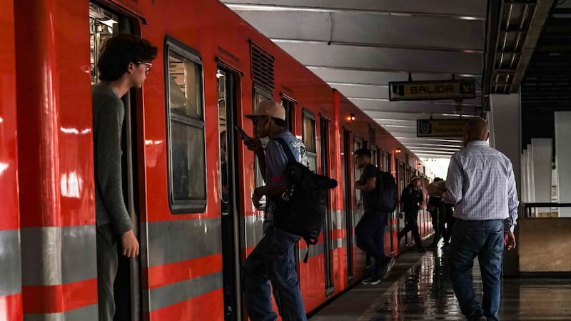 ¿Cuáles son las estaciones de la Línea 2 del Metro que tiene afectaciones en el servicio?