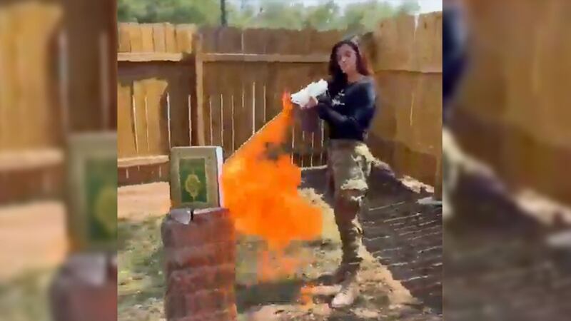 Candidata republicana en Texas quema Corán y le llueven críticas por islamofobia