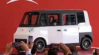 Presenta Sheinbaum el auto eléctrico Olinia, desarrollado por jóvenes e investigadores mexicanos