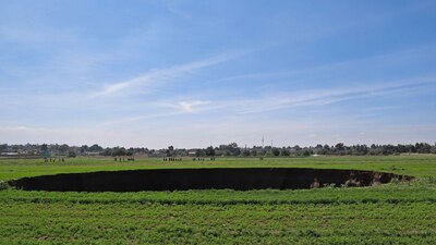 Autoridades brindarán protección a una familia que tiene su vivienda a 30 metros del agujero