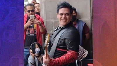 Guitarrista de Rammstein sorprendió a los chilangos y tocó en Zócalo