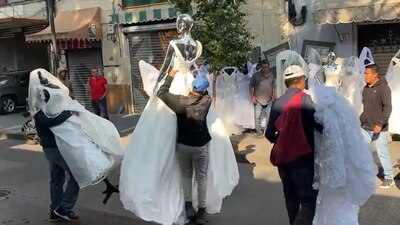 La mercancía tuvo que ser sacada a a calle