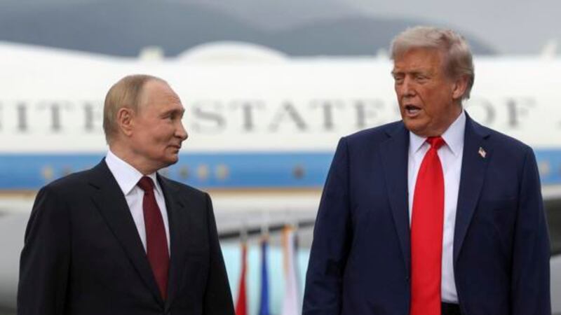 Trump niega “derrota” contra Putin y acusa a la prensa de dar noticias falsas