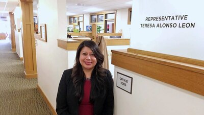 Teresa Alonso en su oficina en Oregón