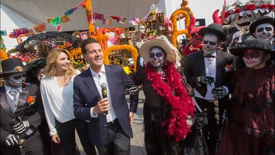 A los pinos asistieron los 1,000 voluntarios que participaron en el desfile del 29 de octubre.