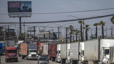 Han tenido que esperar hasta 30 horas para cruzar en las fronteras con Estados Unidos
