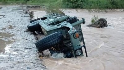 La unidad en la que viajaban los soldados se volcó en el arroyo