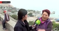 VIDEO: Abuelita lleva a su nieto a las costas de Perú para presenciar su “primer tsunami”