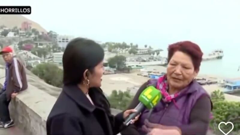 VIDEO: Abuelita lleva a su nieto a las costas de Perú para presenciar su “primer tsunami”