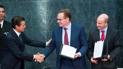 Enrique Peña Nieto encabezó la firma del contrato entre Pemex y la empresa australiana