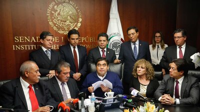 Con la salida de 12 senadores, el PRD se queda únicamente con 8 legisladores en su bancada