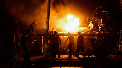 El incendio consumió los restaurantes que recientemente salían de los estragos cometidos por el huracán Otis