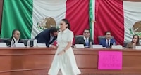 VIDEO: regidora de Morena en Aguascalientes protesta con cartulina...con faltas de ortografía