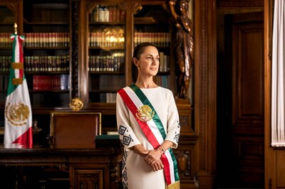 La oficina de la Presidencia de la República distribuyo la foto oficial de la Presidenta de México, Claudia Sheinbaum, la cual fue tomada en su despacho de Palacio Nacional (Foto: PRESIDENCIA DE LA REPÚBLICA/CUARTOSCURO)