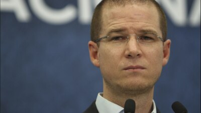 Mientras unos panistas atacan a su dirigente, algunos gobernadores le dan su apoyo