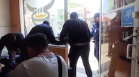 VIDEO: exhiben a policías ‘decomisando’ cervezas de un restaurante de Tabasco sin orden judicial