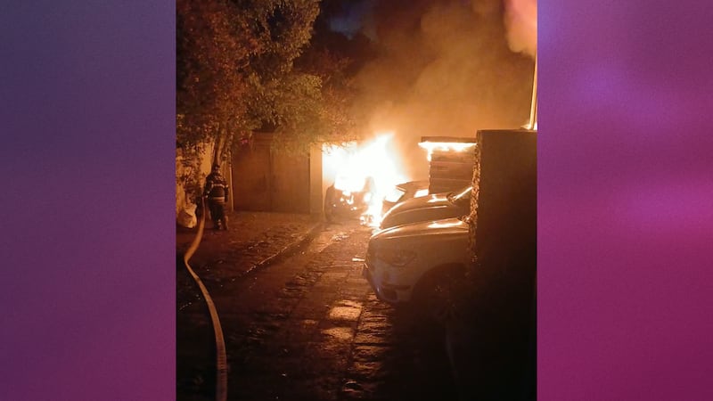 Auto eléctrico provoca fuerte incendio en una vivienda de San Jerónimo, en la CDMX