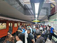 ¡Falla en el Metro! Desalojan a usuarios de la Línea B por revisión de vías