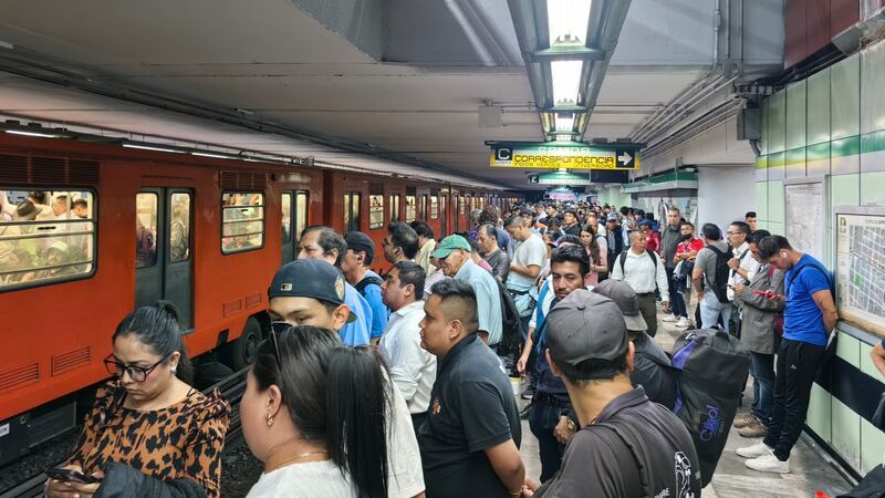 ¡Falla en el Metro! Desalojan a usuarios de la Línea B por revisión de vías
