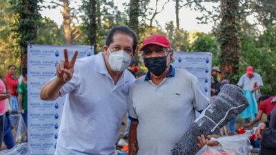 Las despensas incluían una lata de chiles, un rollo de galletas, un litro de aceite y una bolsa de azúcar