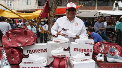 Además de ser del característico color guinda del partido Morena, los productos cuentan con la imagen de la candidata